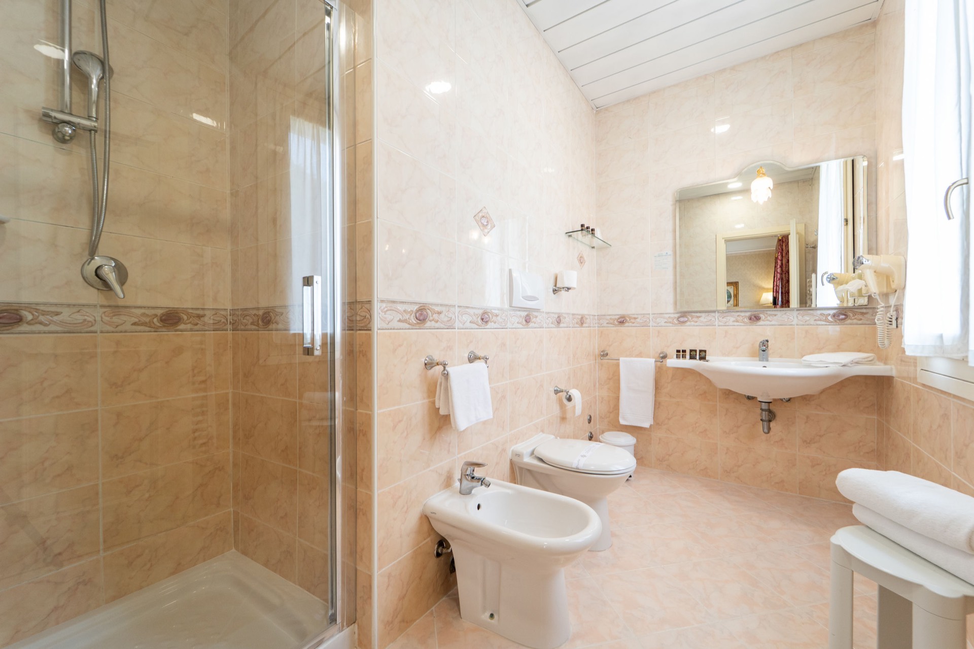 bagno completo con doccia