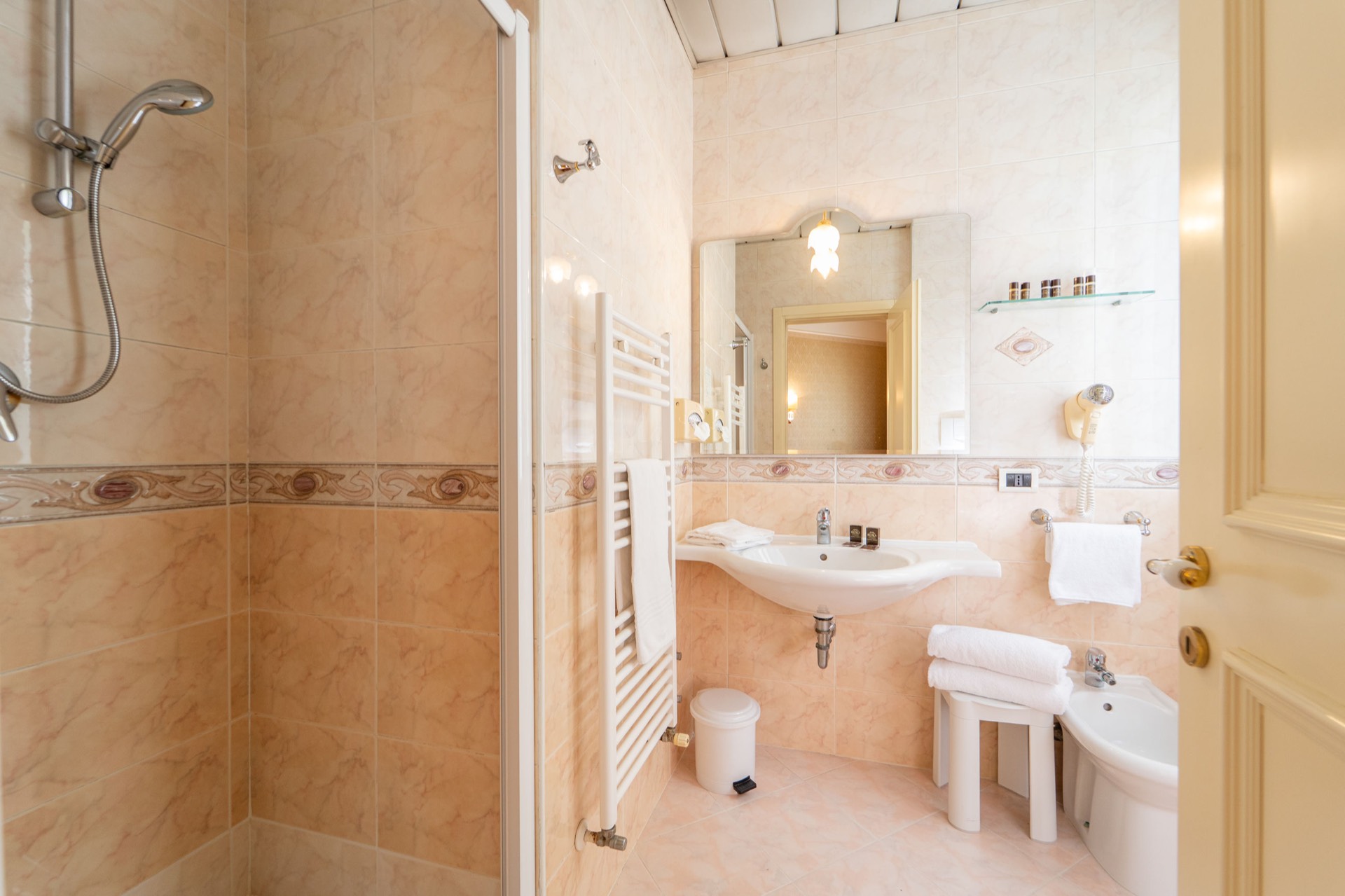 bagno completo con doccia e bidet