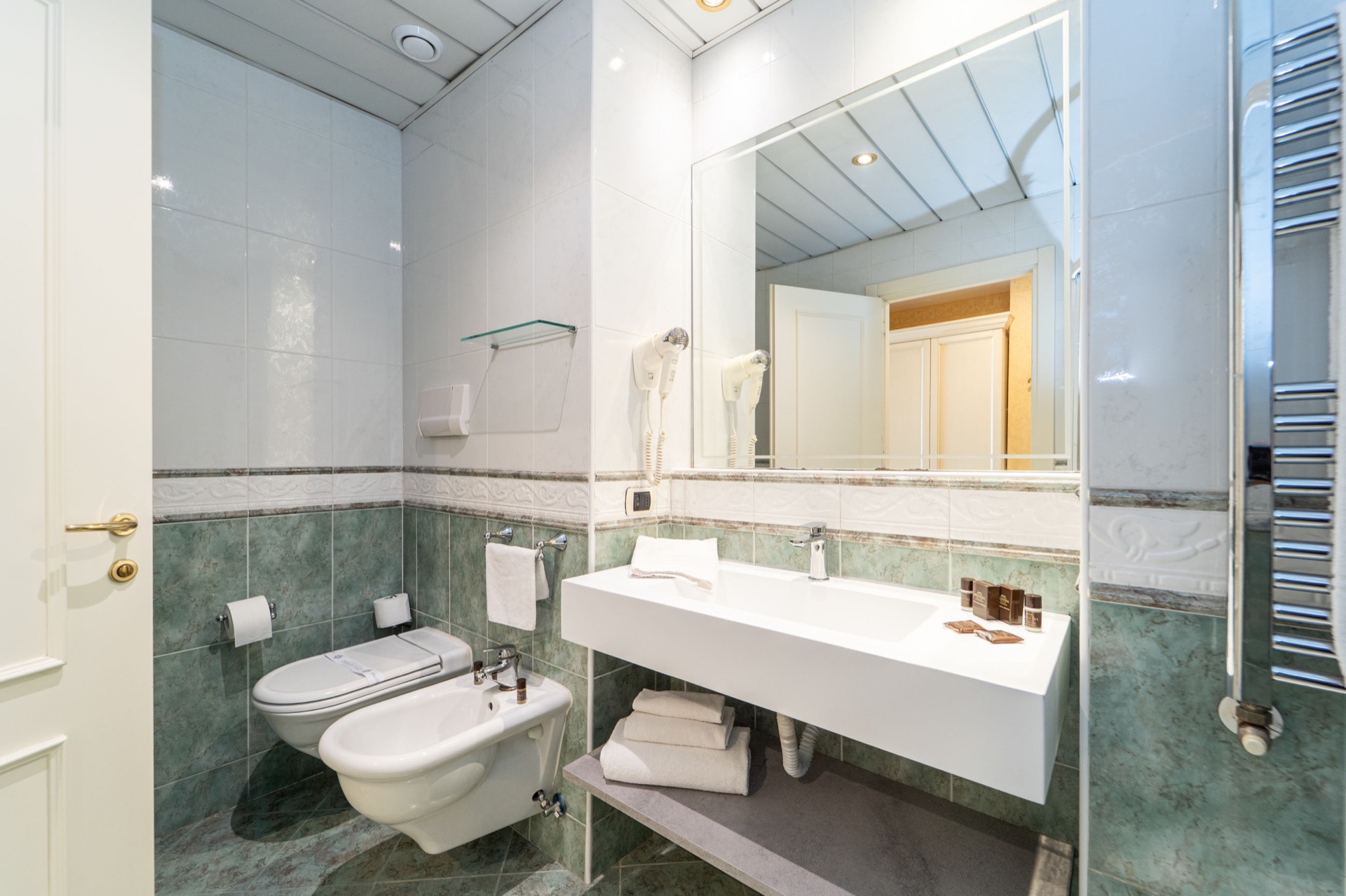 bagno moderno con bidet