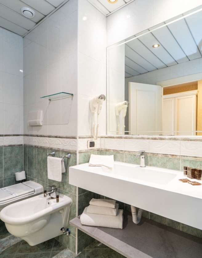 bagno moderno con bidet