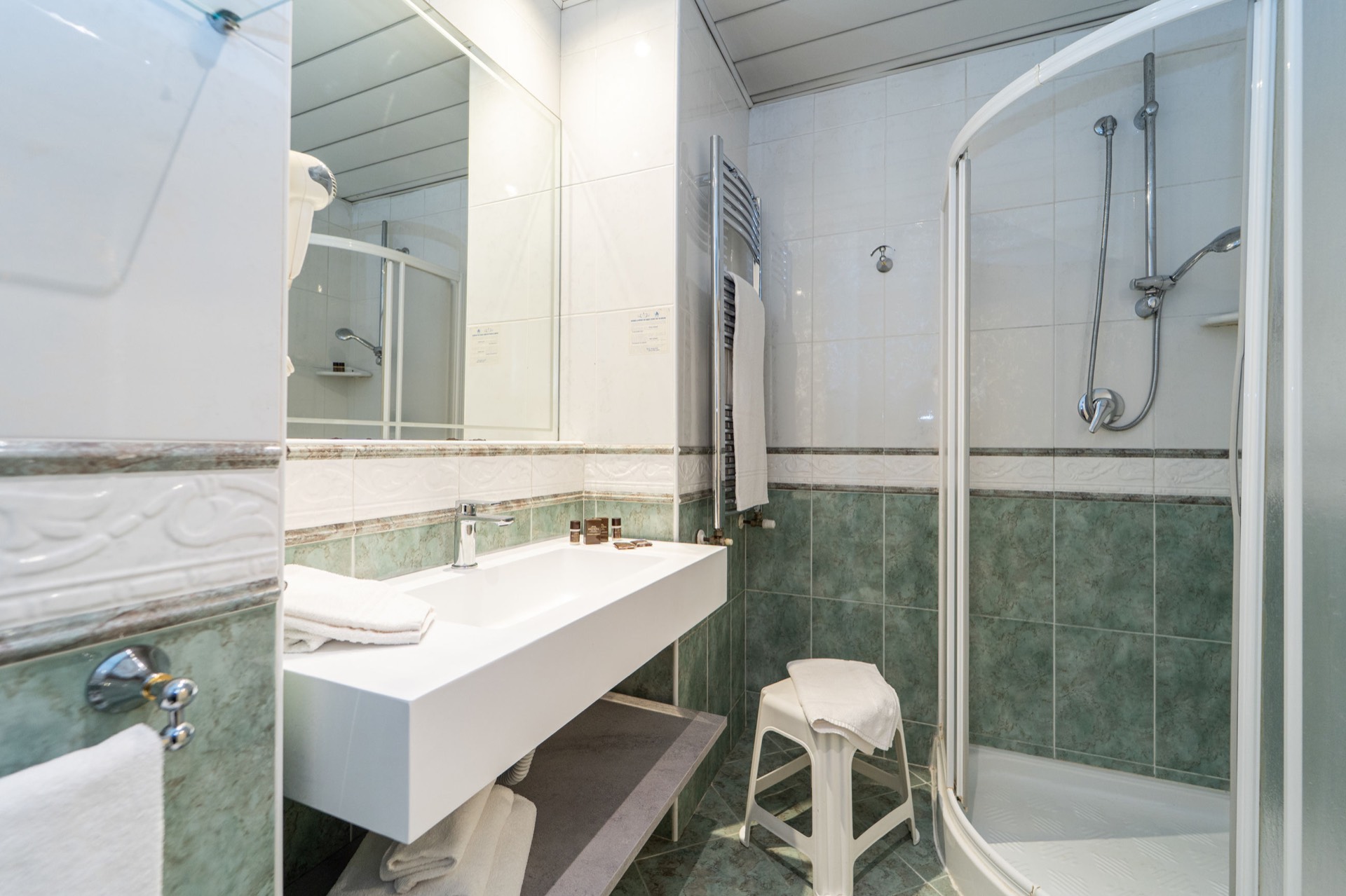 bagno moderno con doccia