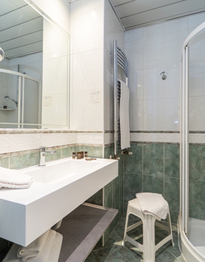 bagno moderno con doccia