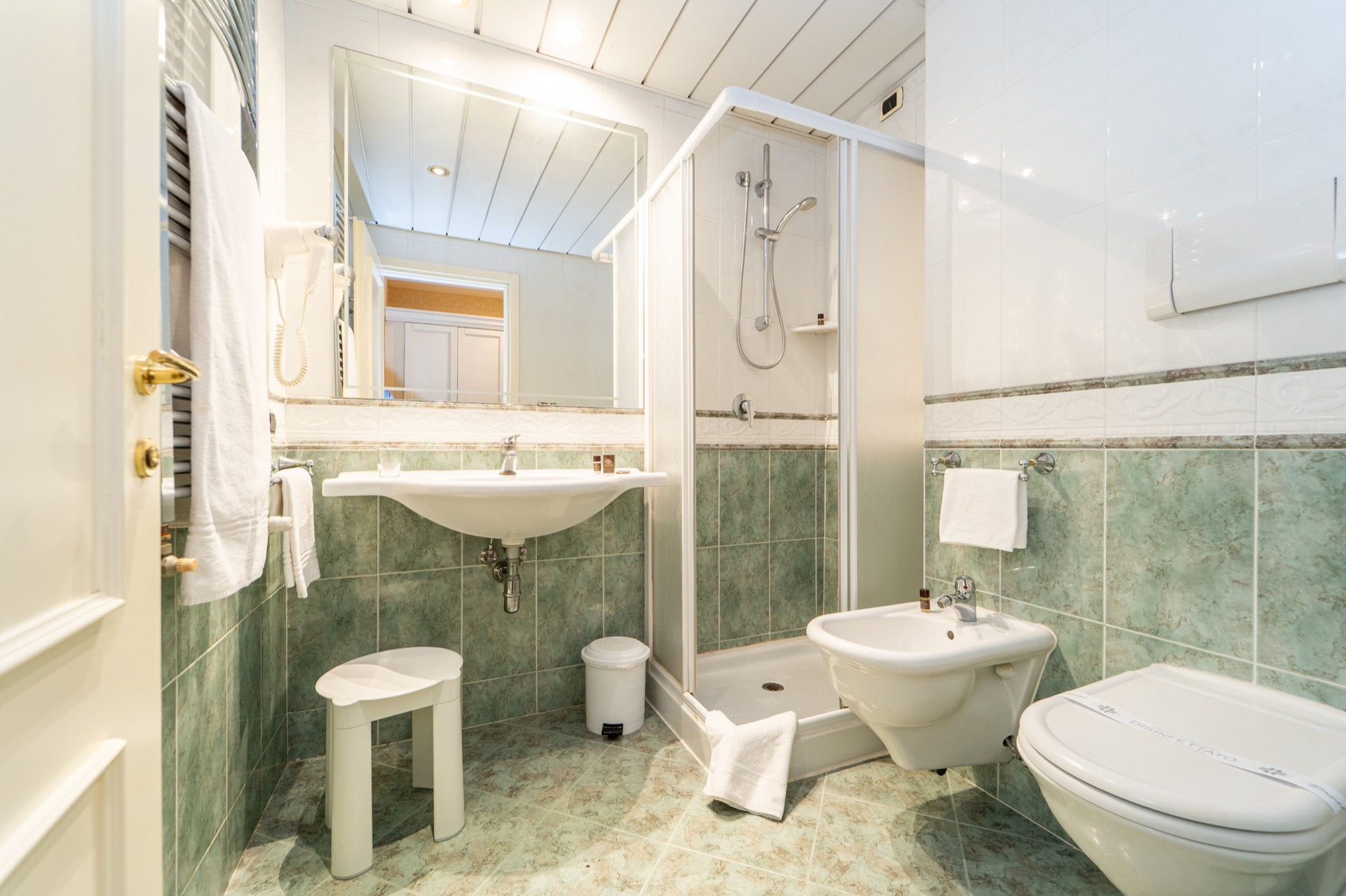 bagno suite con doccia e bidet