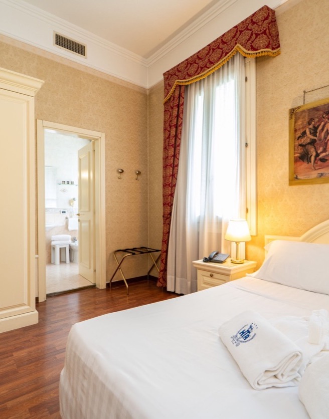 camera doppia con armadio e bagno