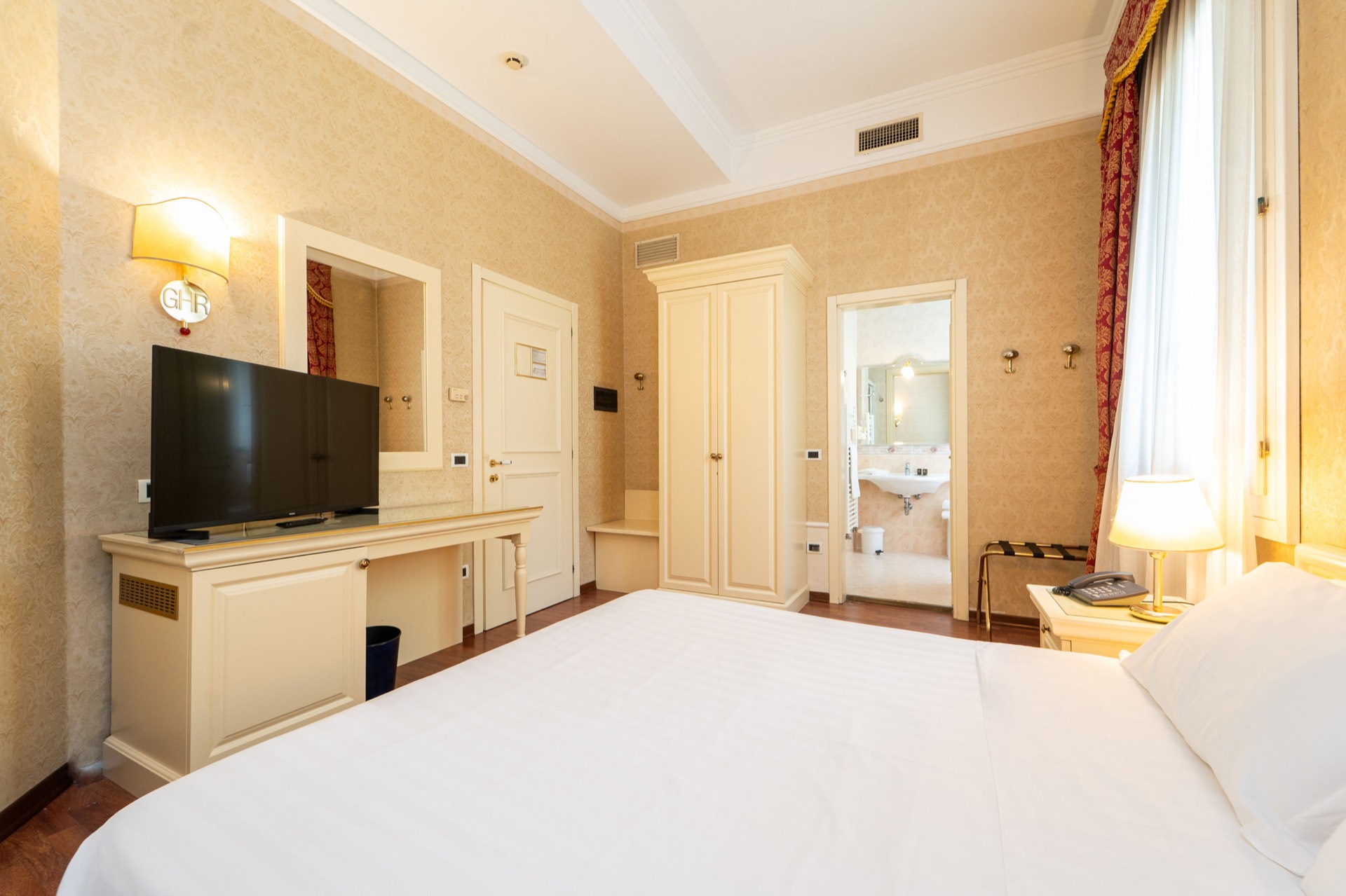 camera doppia con bagno e tv