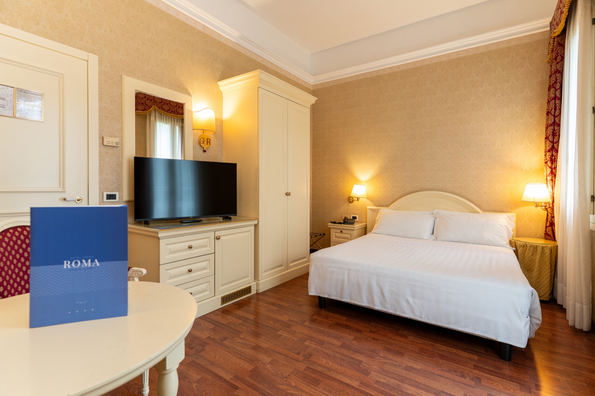 camera doppia con opuscolo