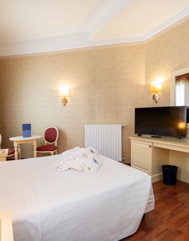 camera doppia con scrivania