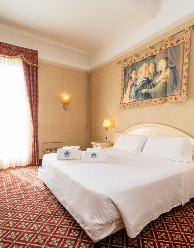 camera doppia con tappeto e arazzo