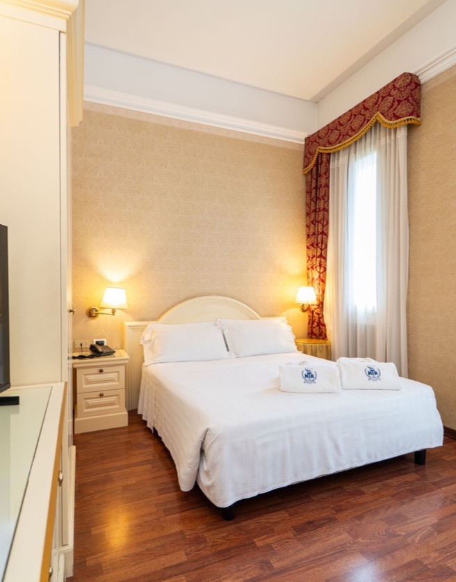 camera doppia con tv e finestre