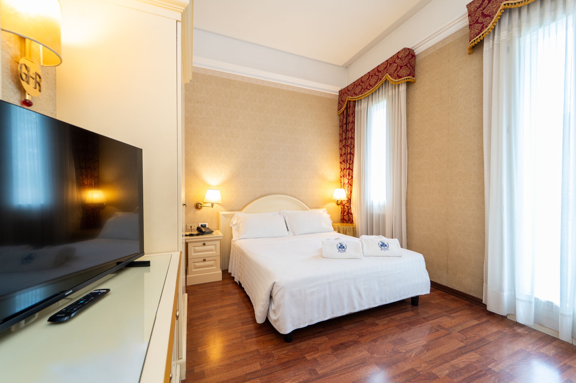 camera doppia con tv e finestre