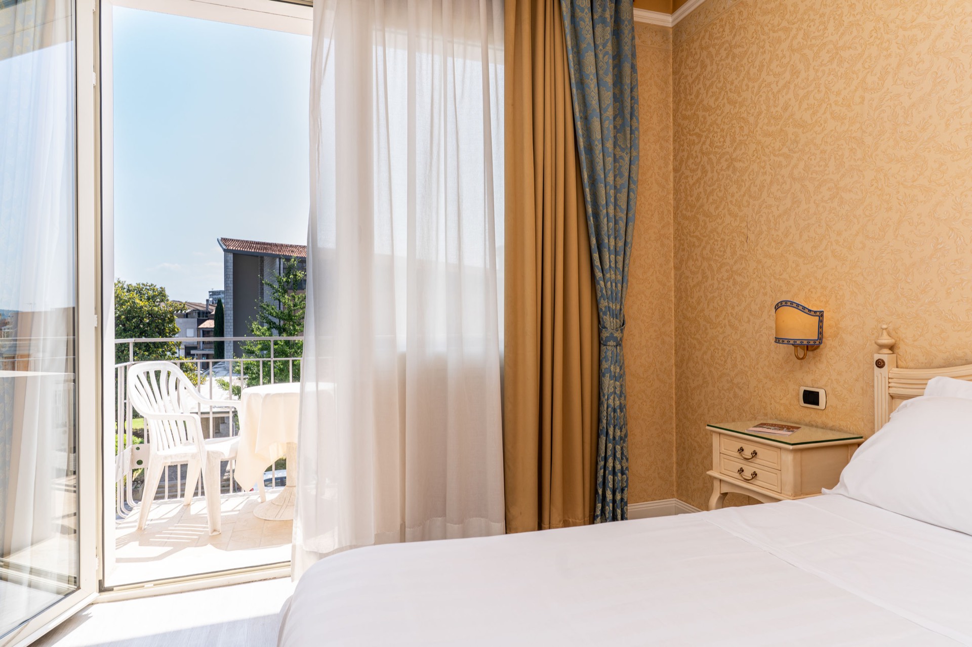 camera doppia elegant con balcone