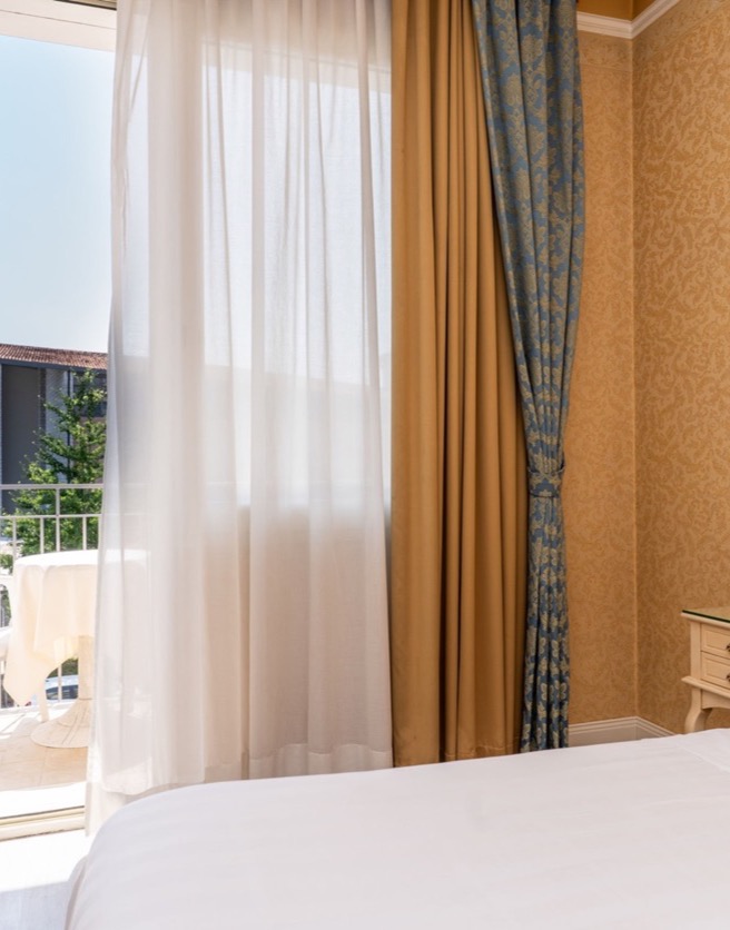 camera doppia elegant con balcone