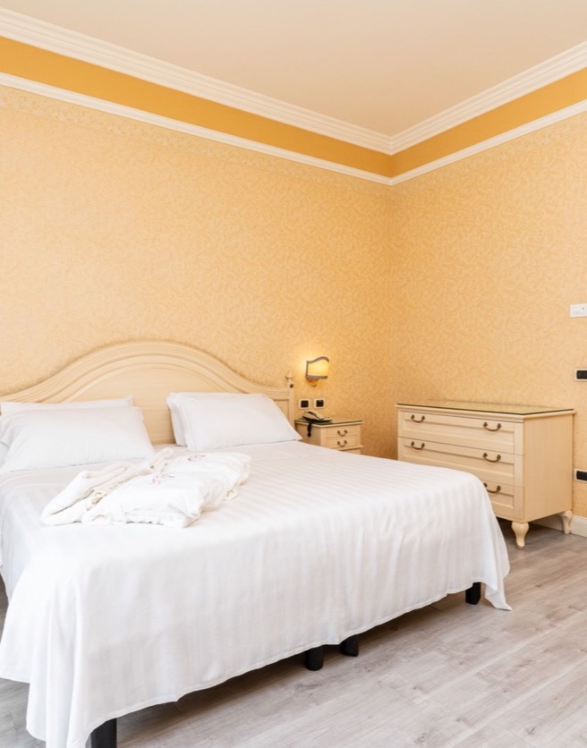 camera doppia elegant con dresser