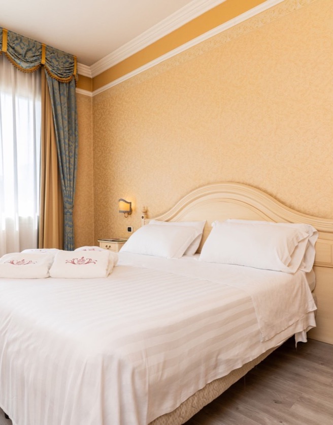 camera doppia elegant con finestra