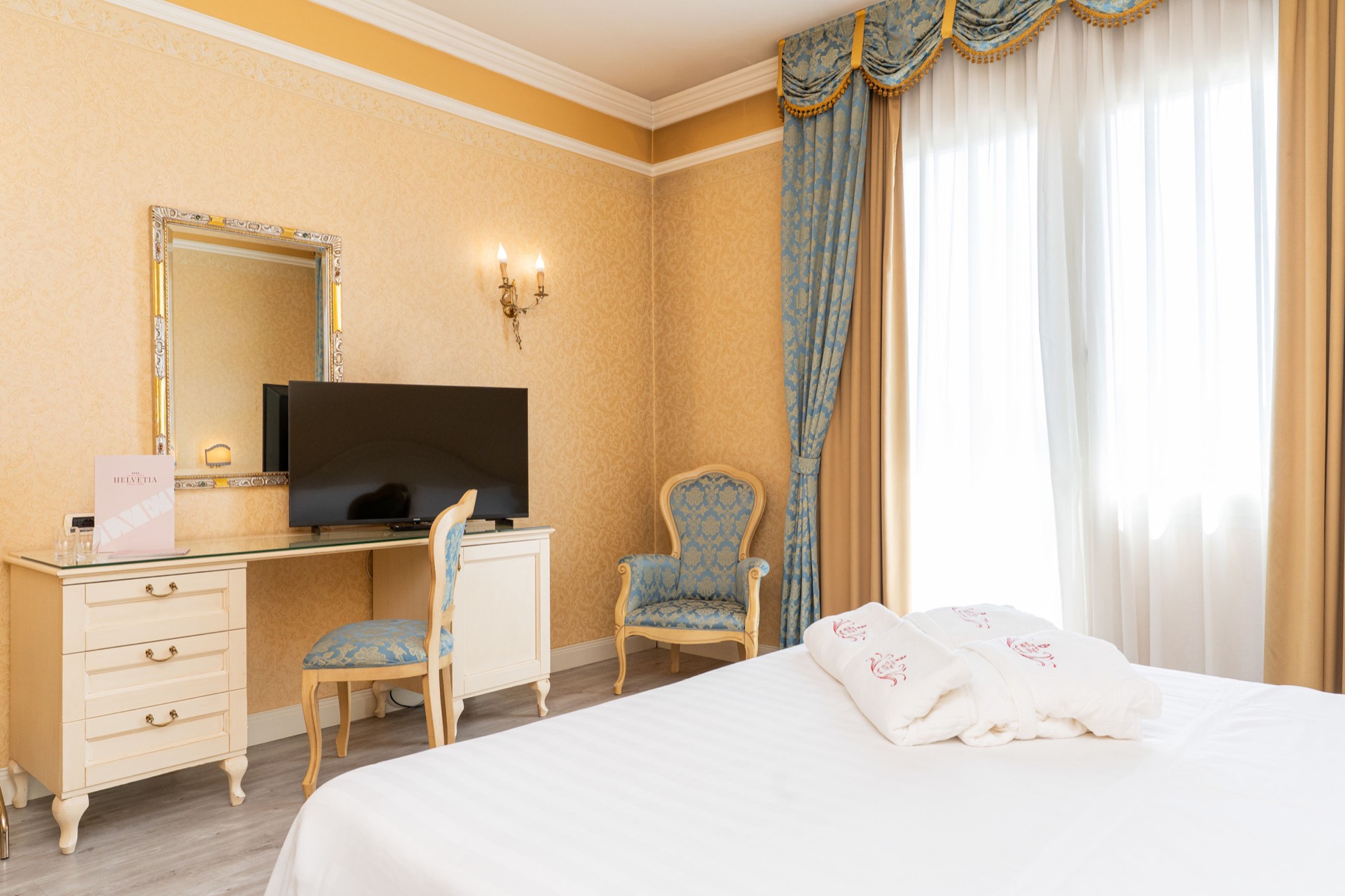 camera doppia elegant con scrivania e poltrona