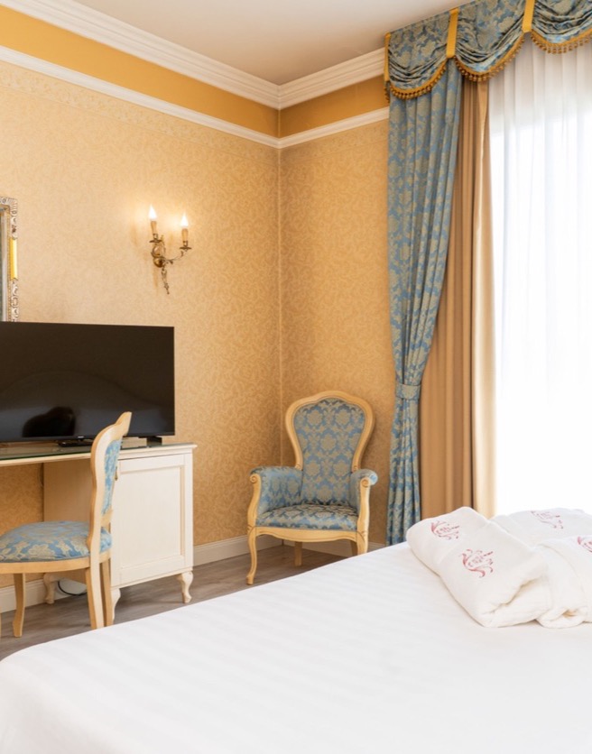 camera doppia elegant con scrivania e poltrona