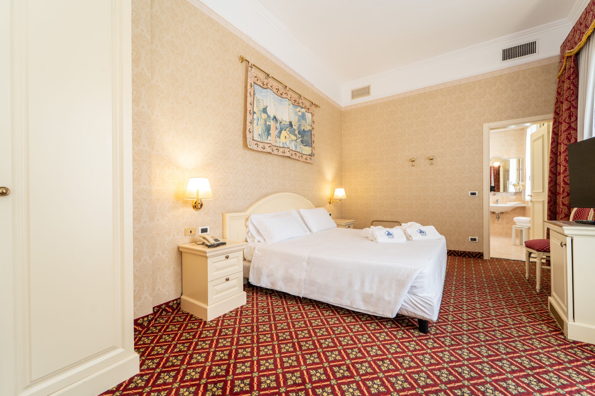 junior suite con bagno e arazzo