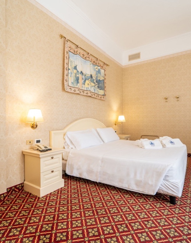 junior suite con bagno e arazzo