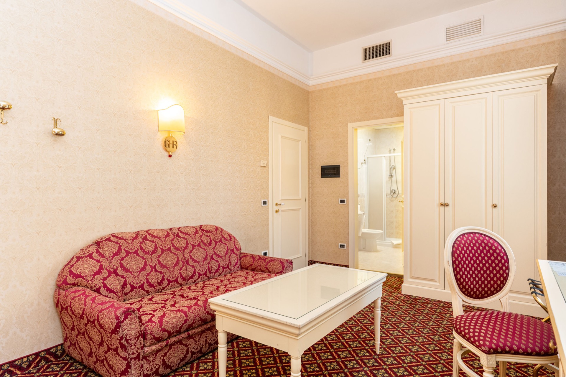 junior suite con divano e bagno