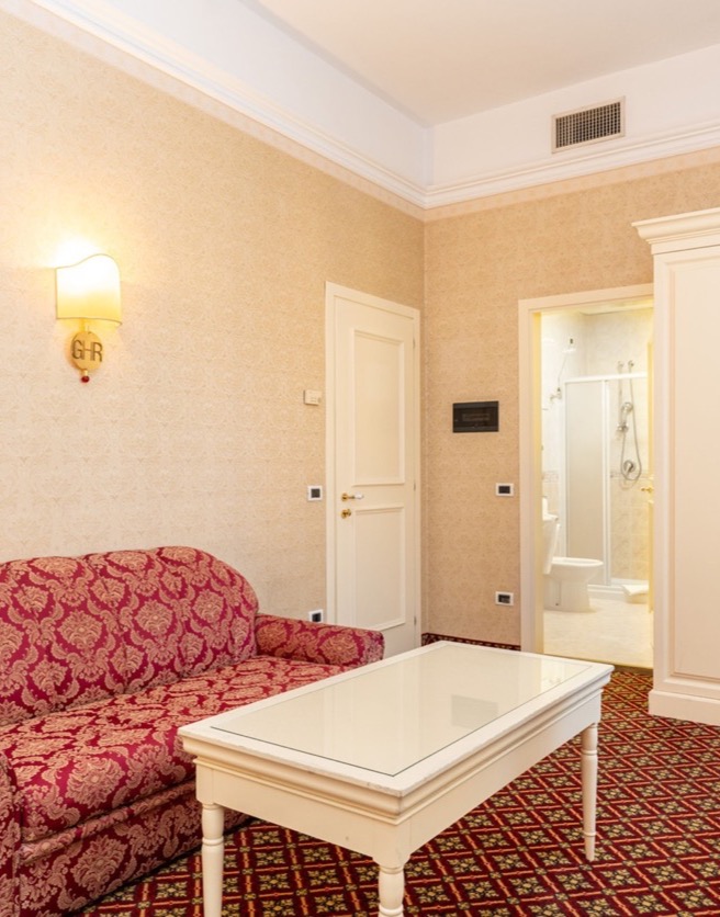 junior suite con divano e bagno