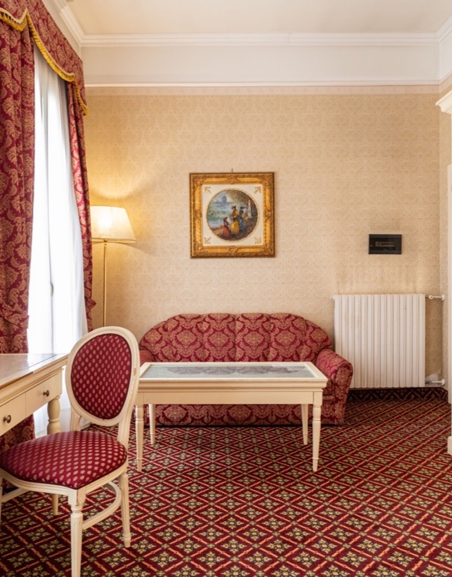 junior suite con divano e scrivania