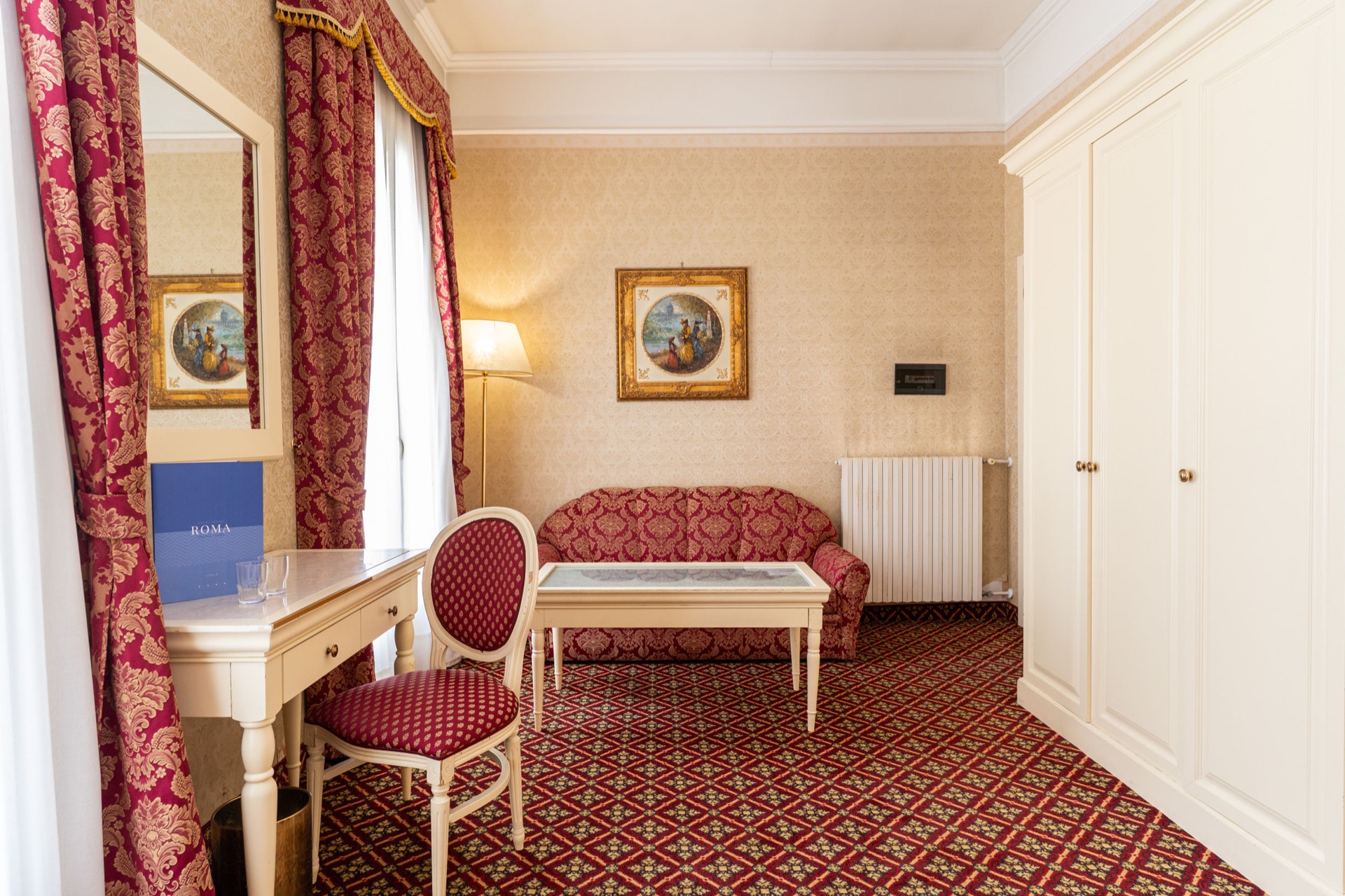 junior suite con divano e scrivania