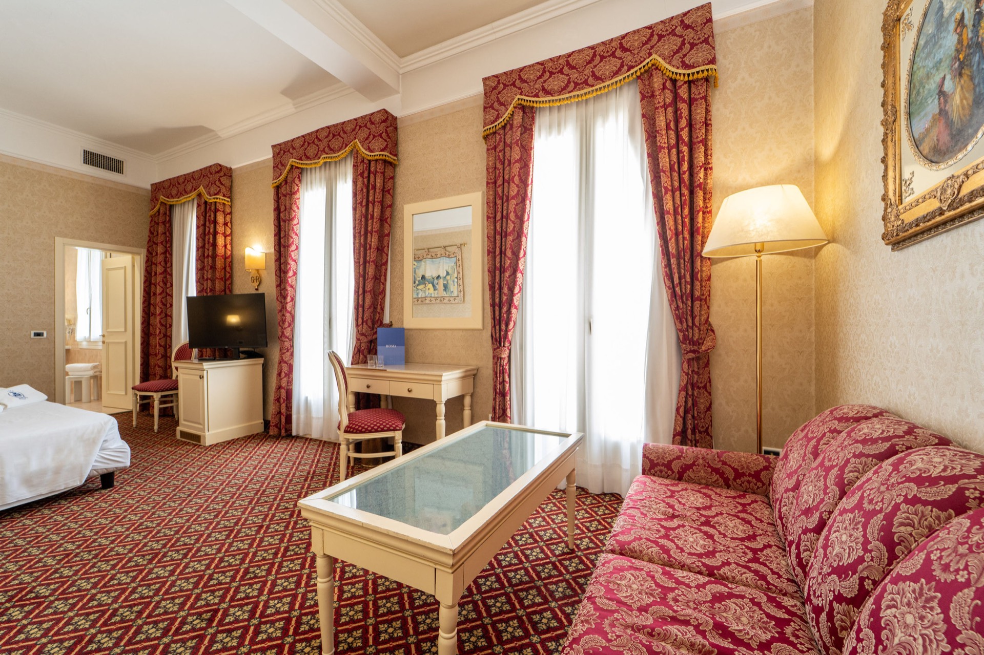 junior suite con divano e tv