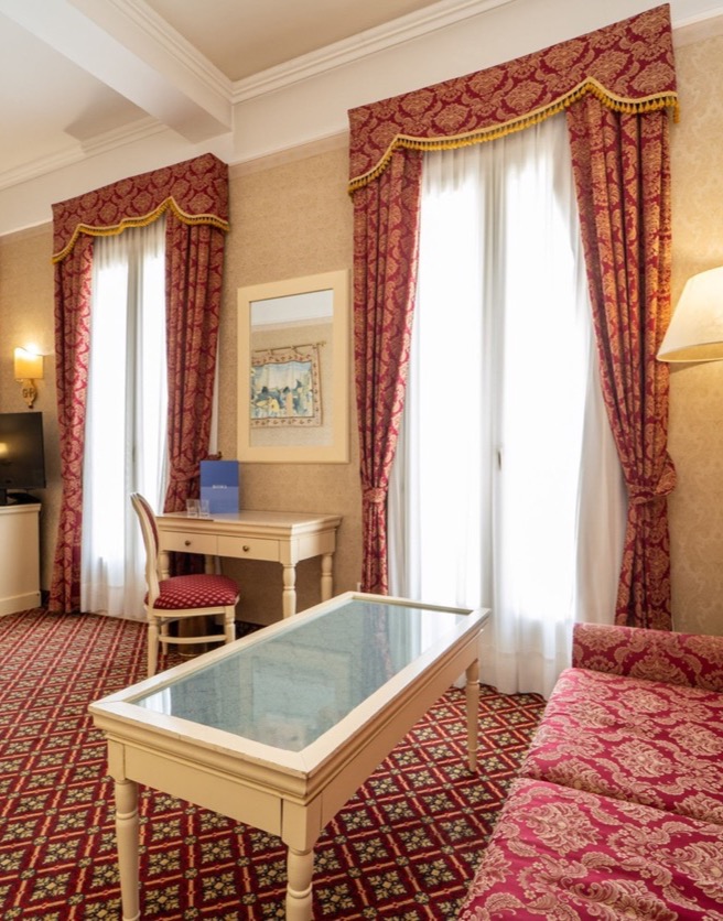 junior suite con divano e tv