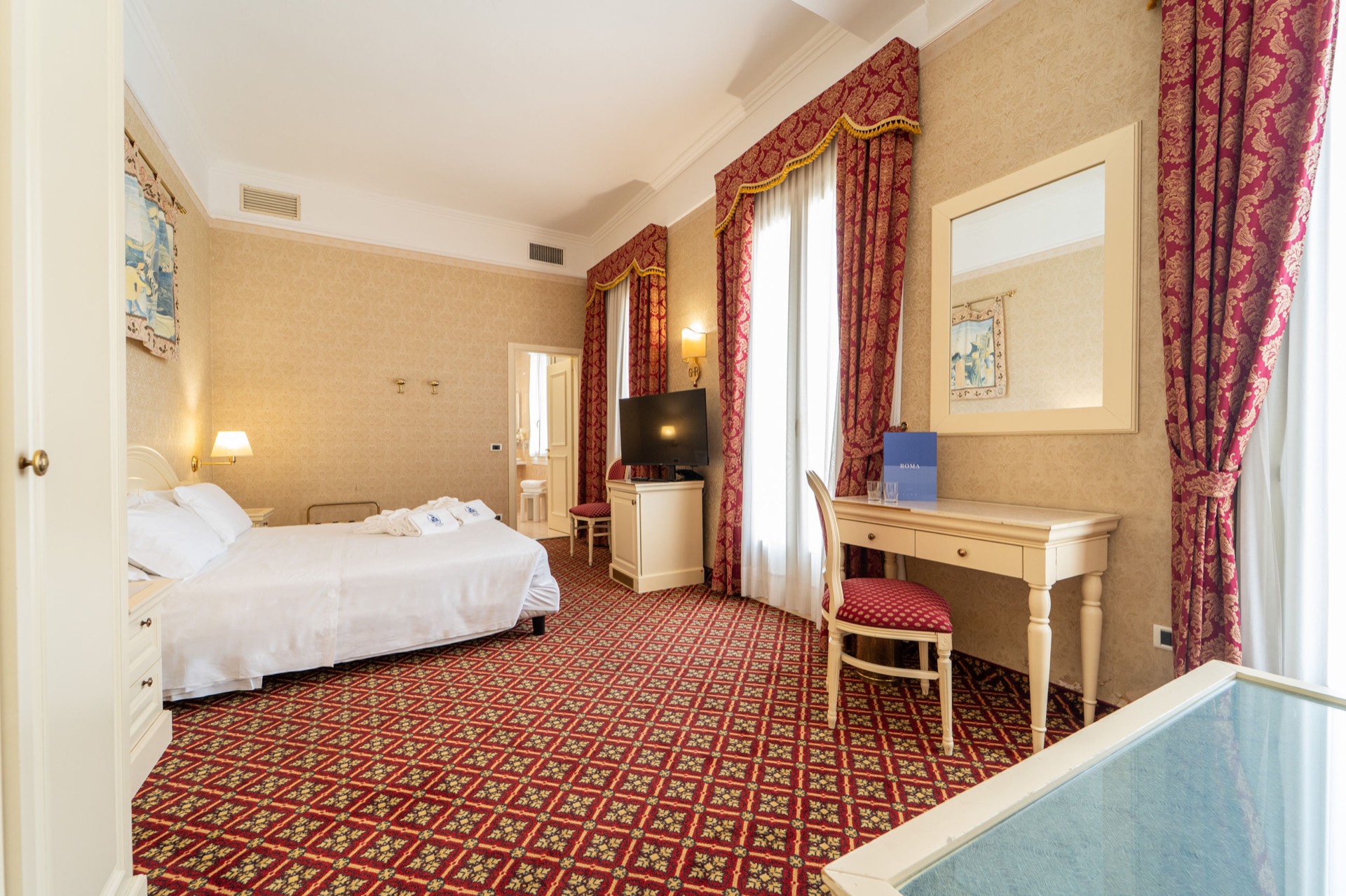 junior suite con scrivania e bagno