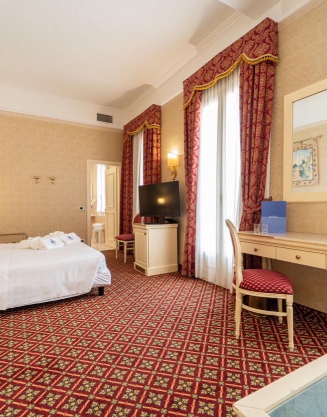 junior suite con scrivania e bagno