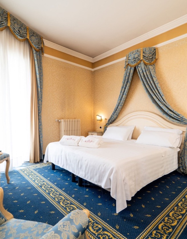 suite camera con baldacchino e tv