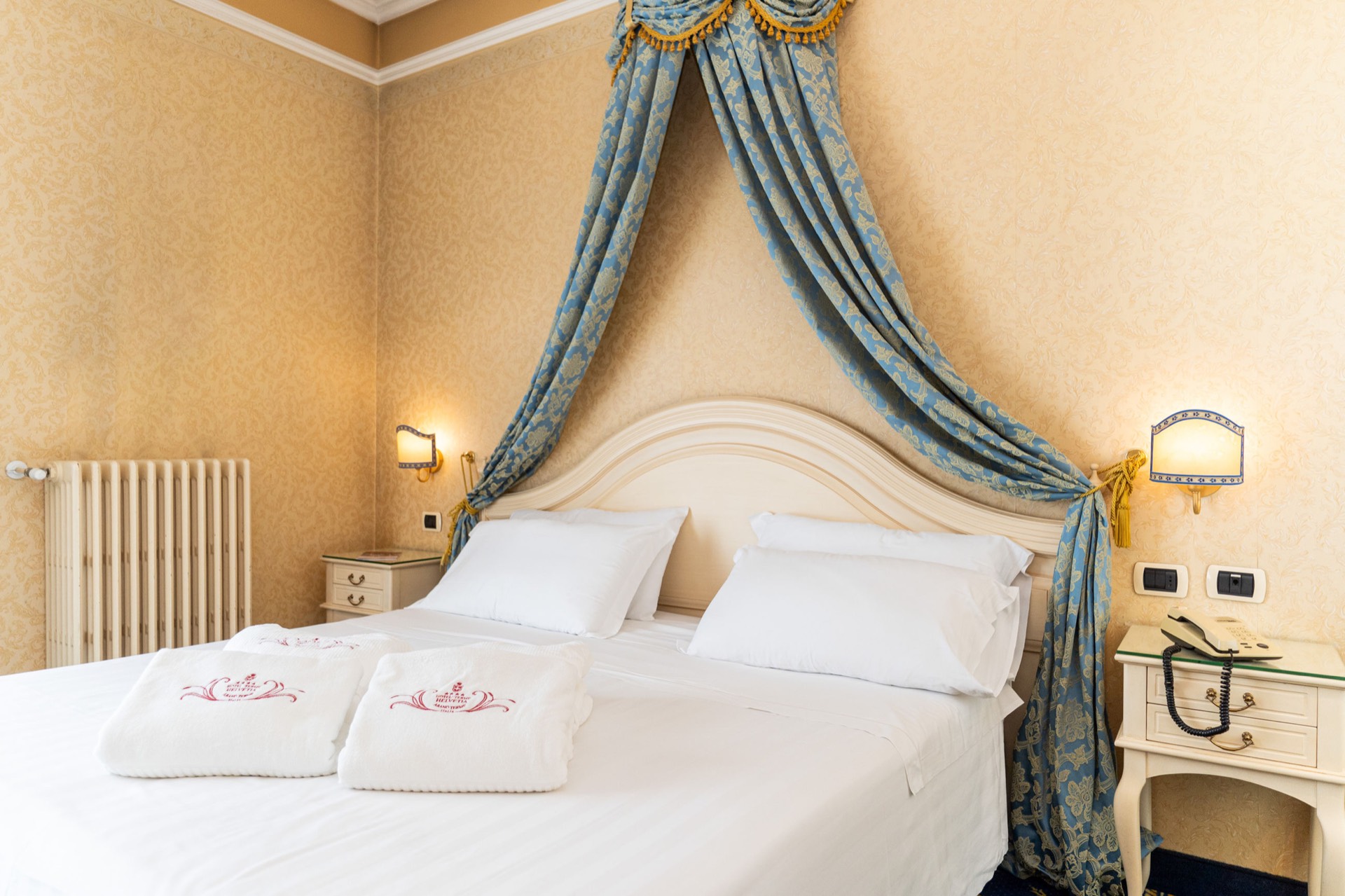 suite letto con tendaggio