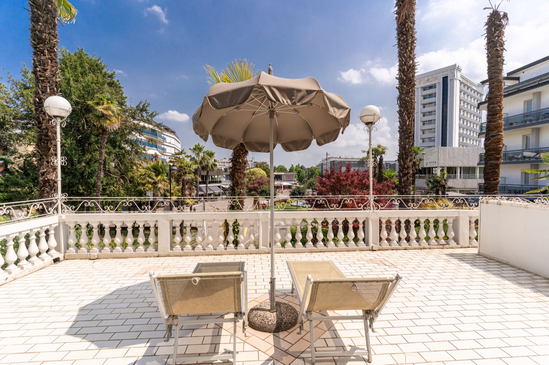 terrazza con ombrellone e sdraio