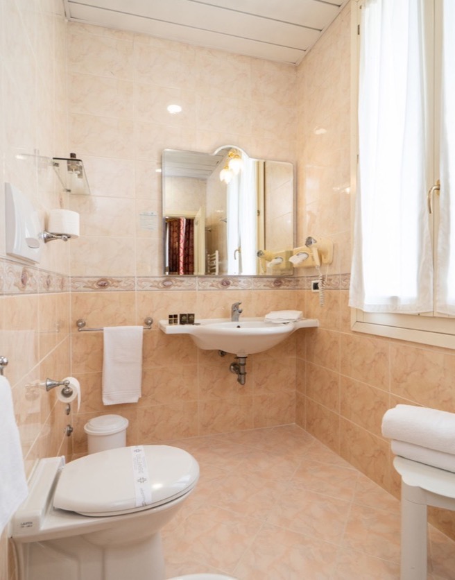 bagno con finestra singola comfort