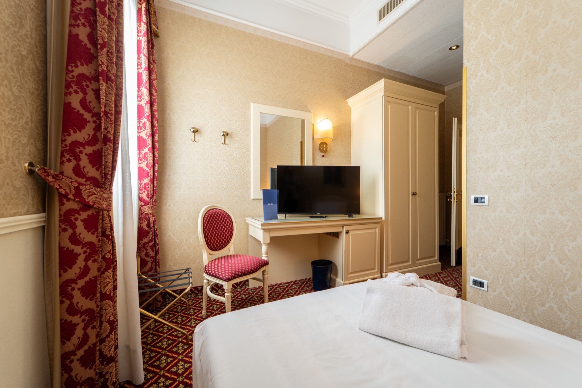 camera singola con armadio e tv