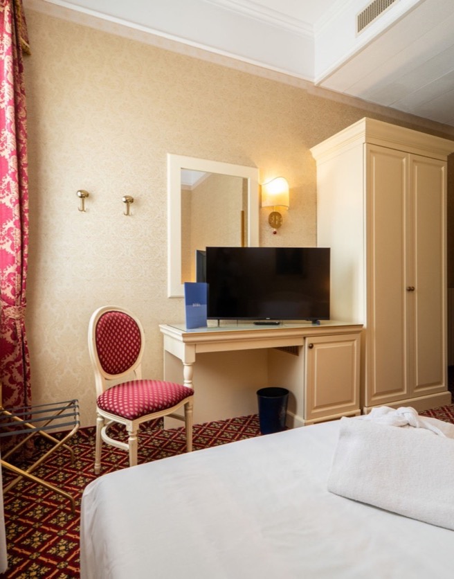 camera singola con armadio e tv