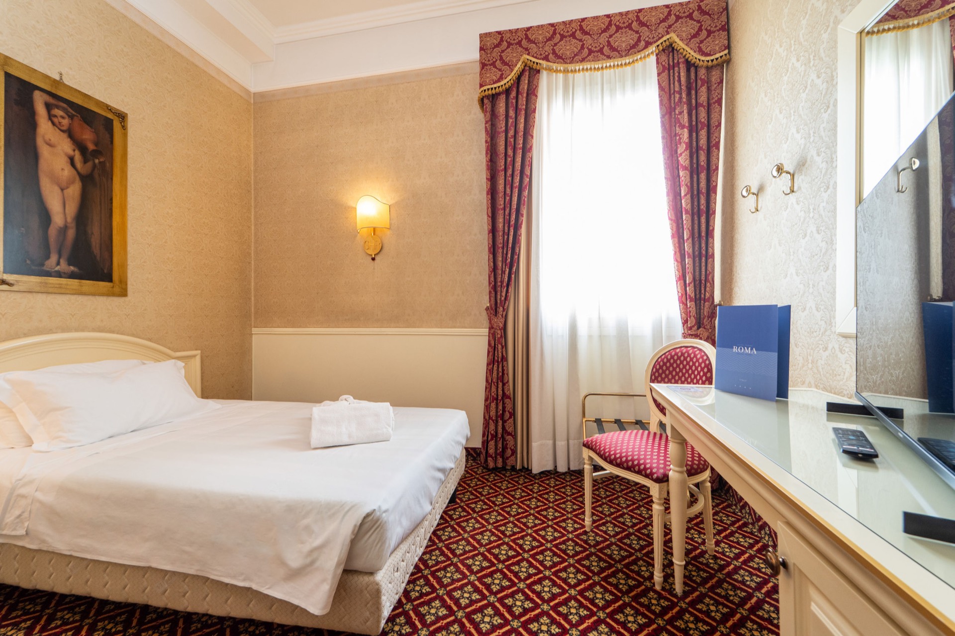 camera singola con quadro e tv