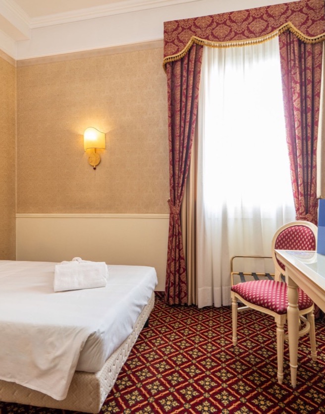 camera singola con quadro e tv