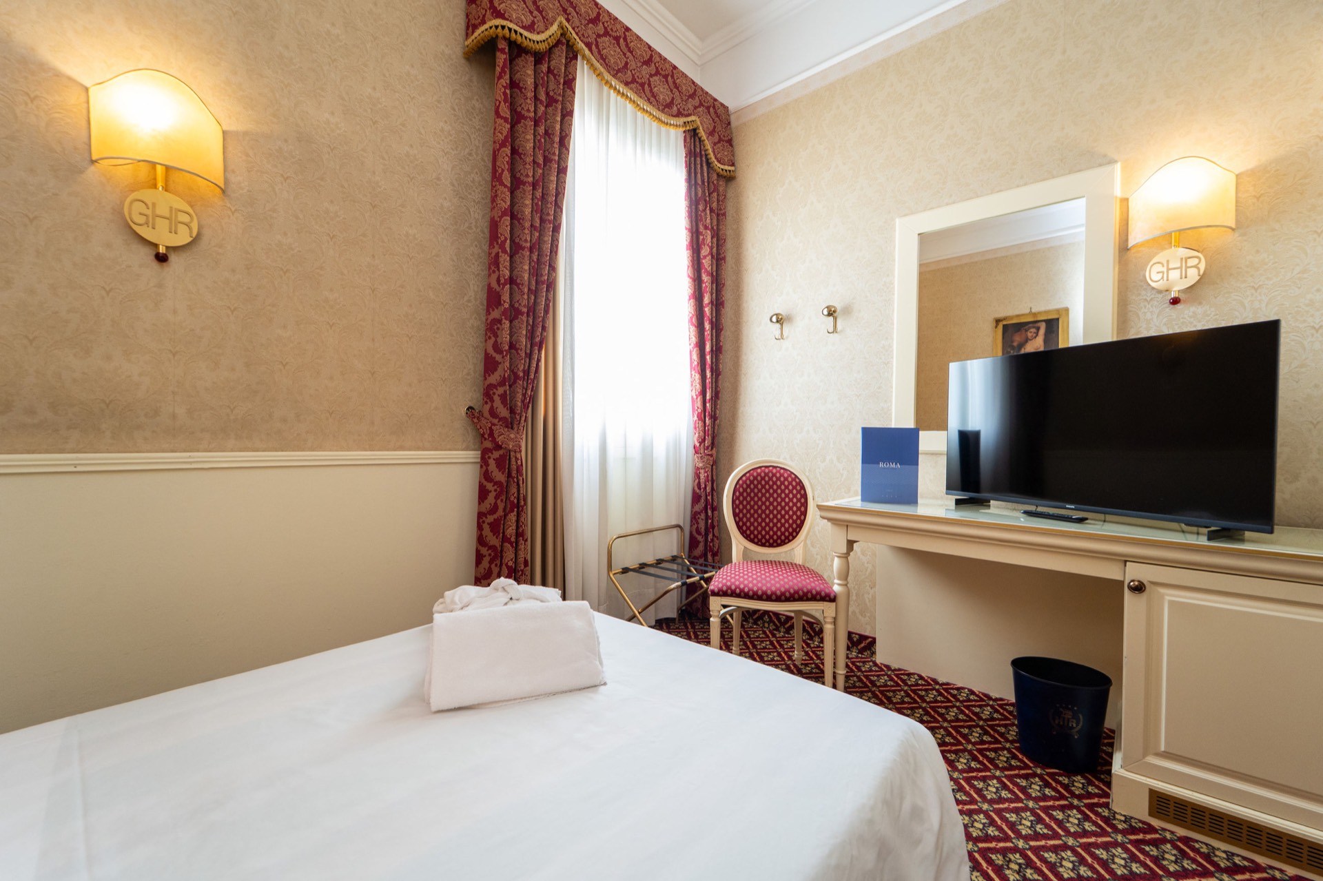 camera singola con tv e scrivania