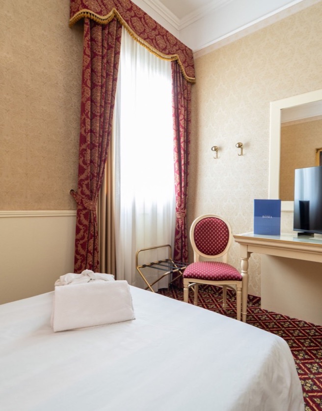 camera singola con tv e scrivania