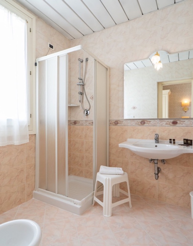 bagno completo con finestra
