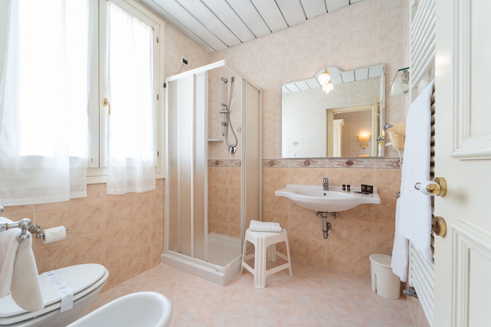 bagno completo con finestra