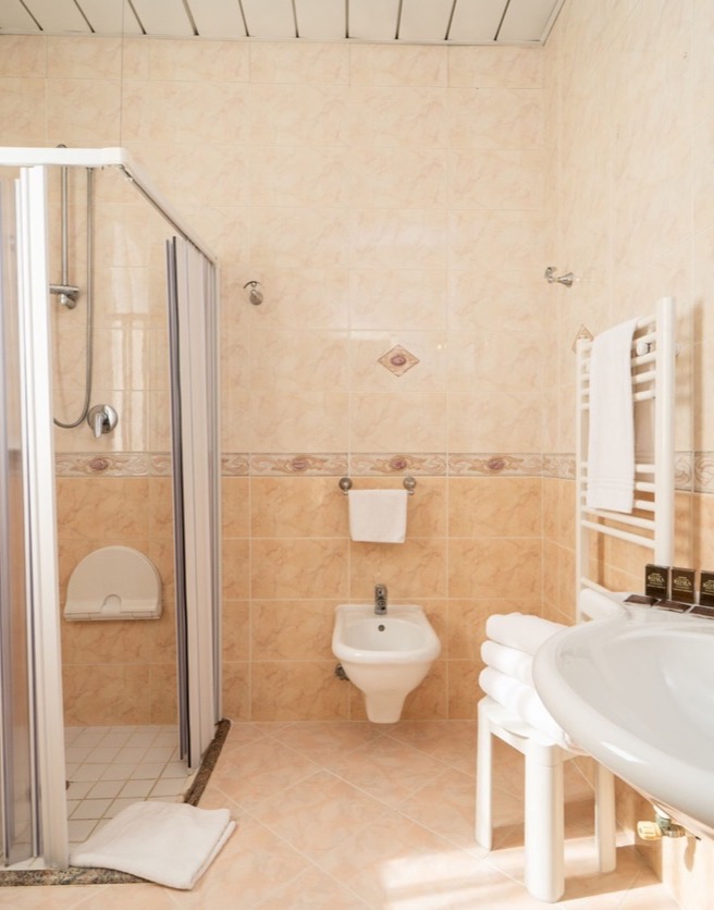 bagno con doccia e bidet