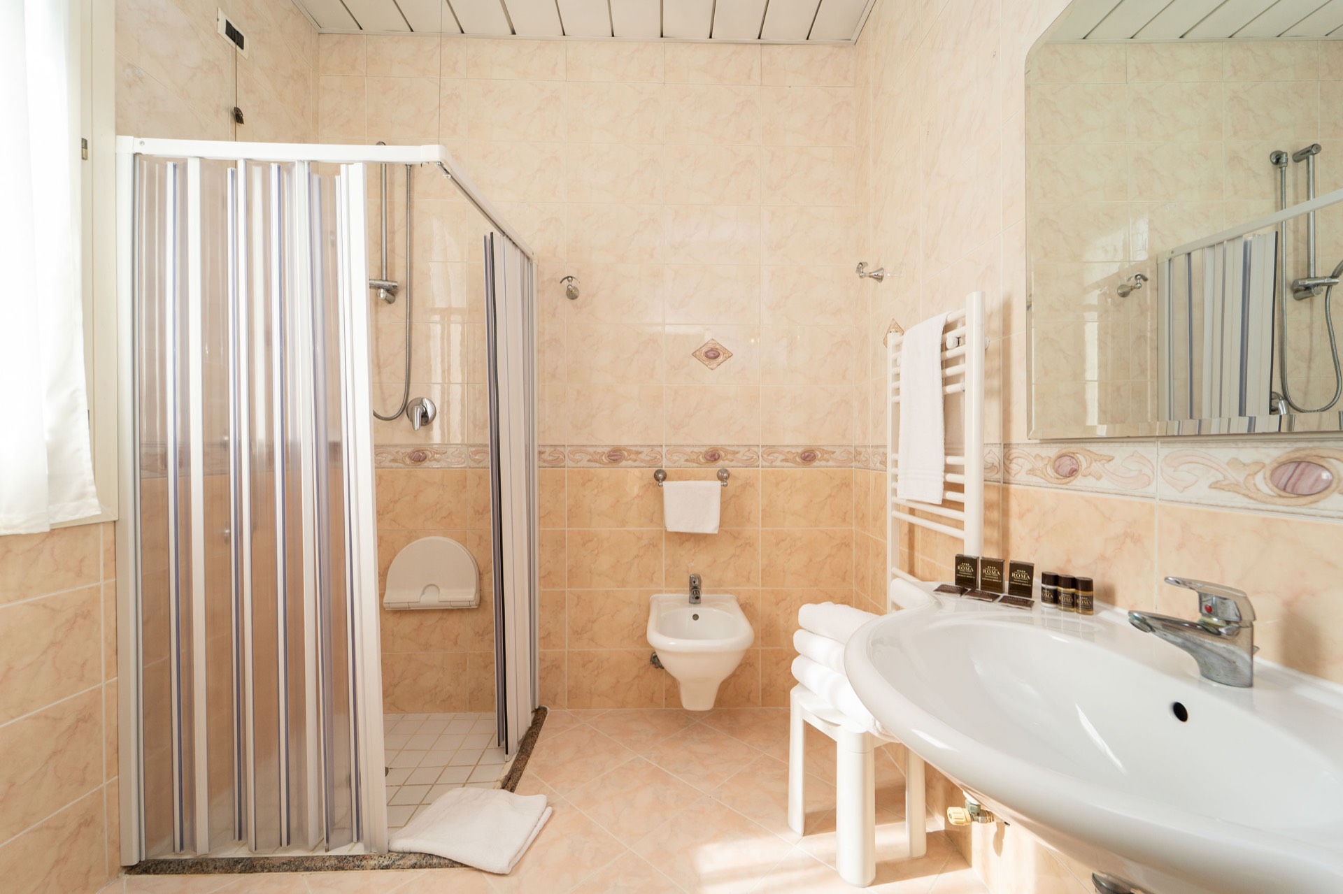 bagno con doccia e bidet