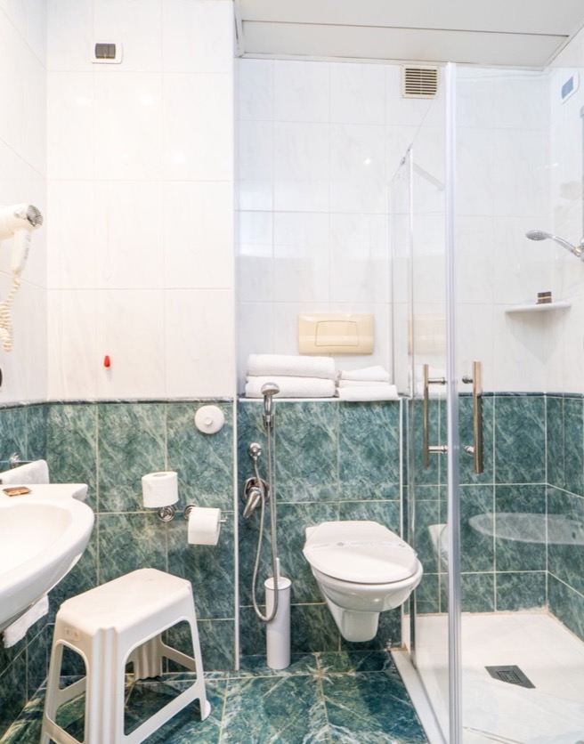 bagno con doccia e wc