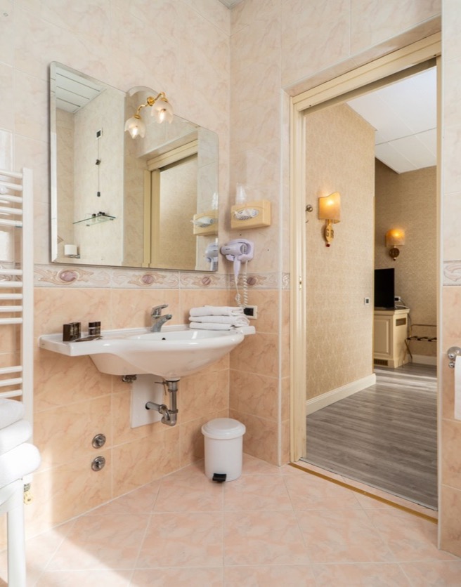 bagno con vista camera