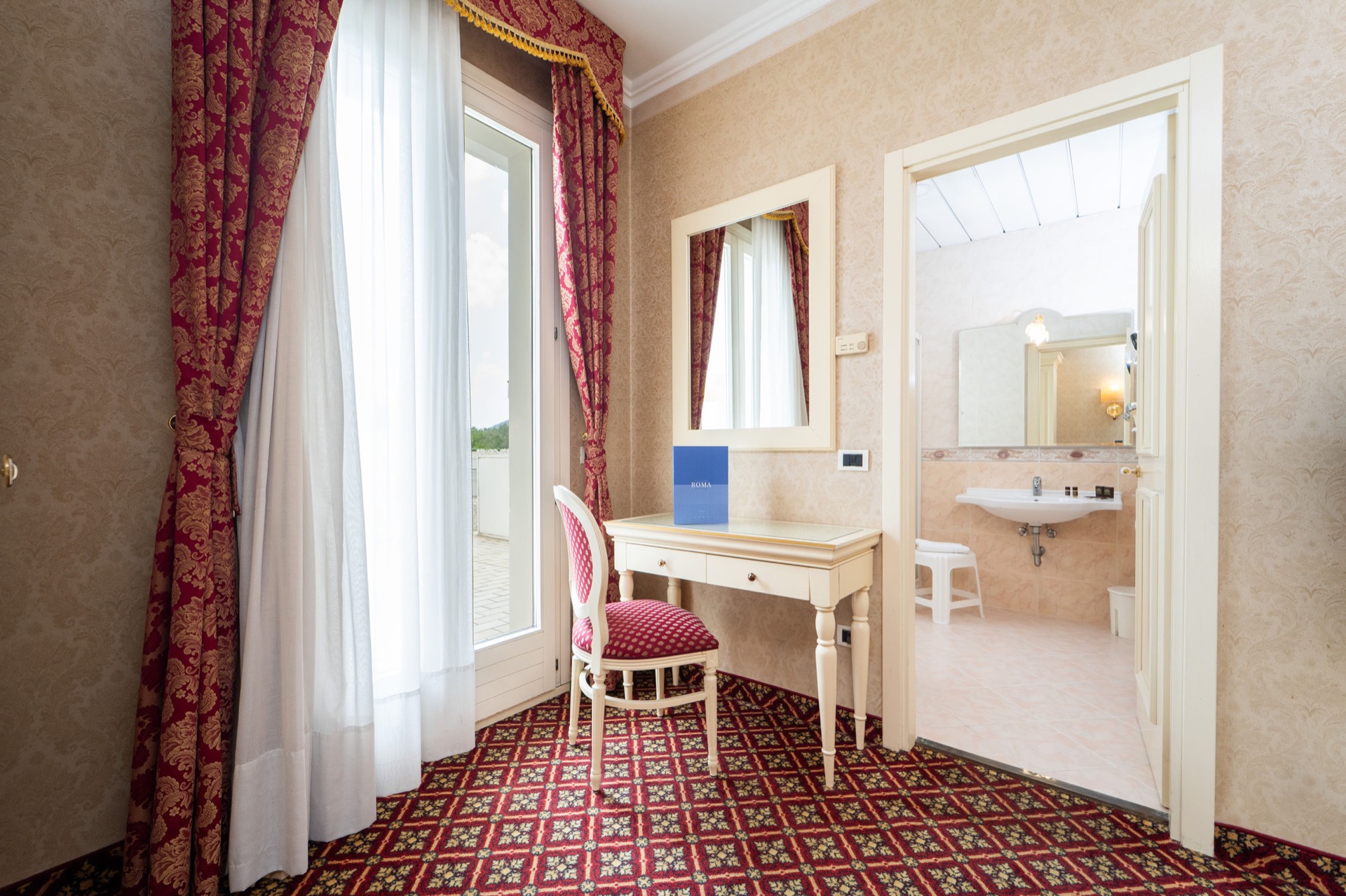 camera con balcone e bagno