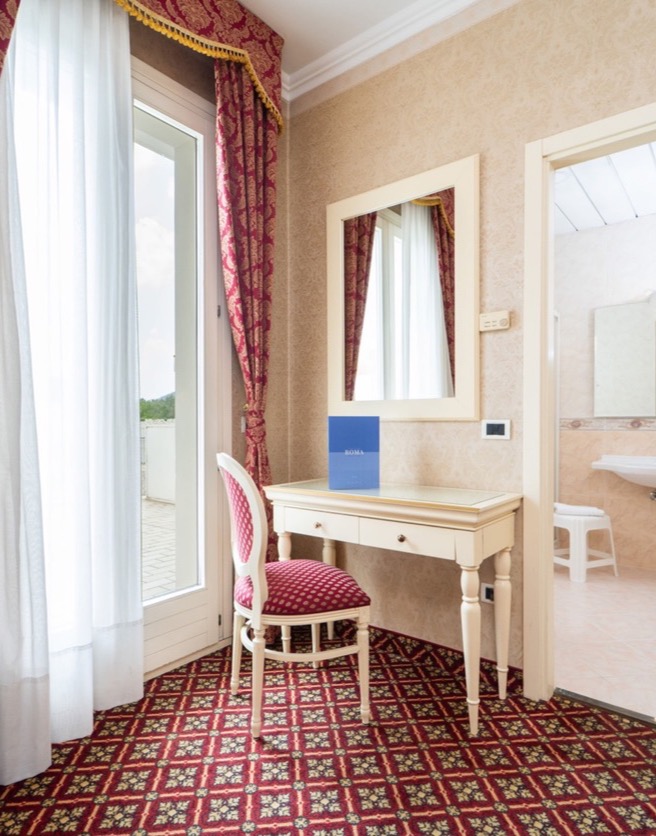 camera con balcone e bagno