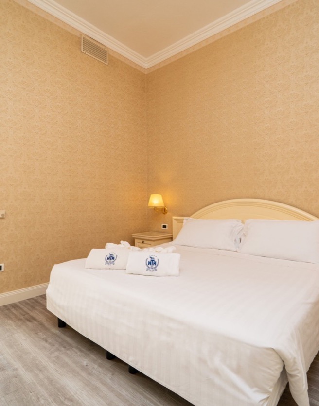 camera con letto matrimoniale