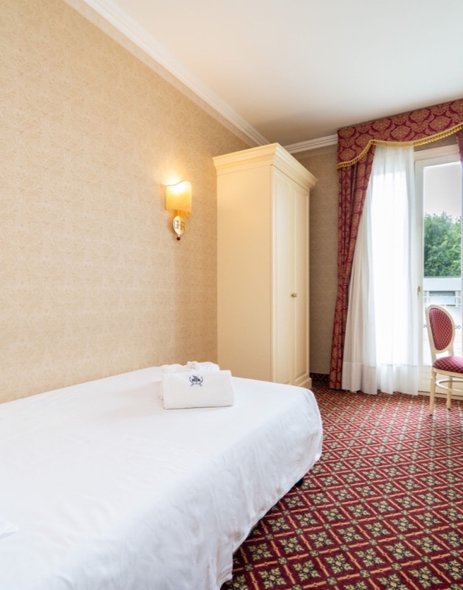 camera singola con balcone e tv